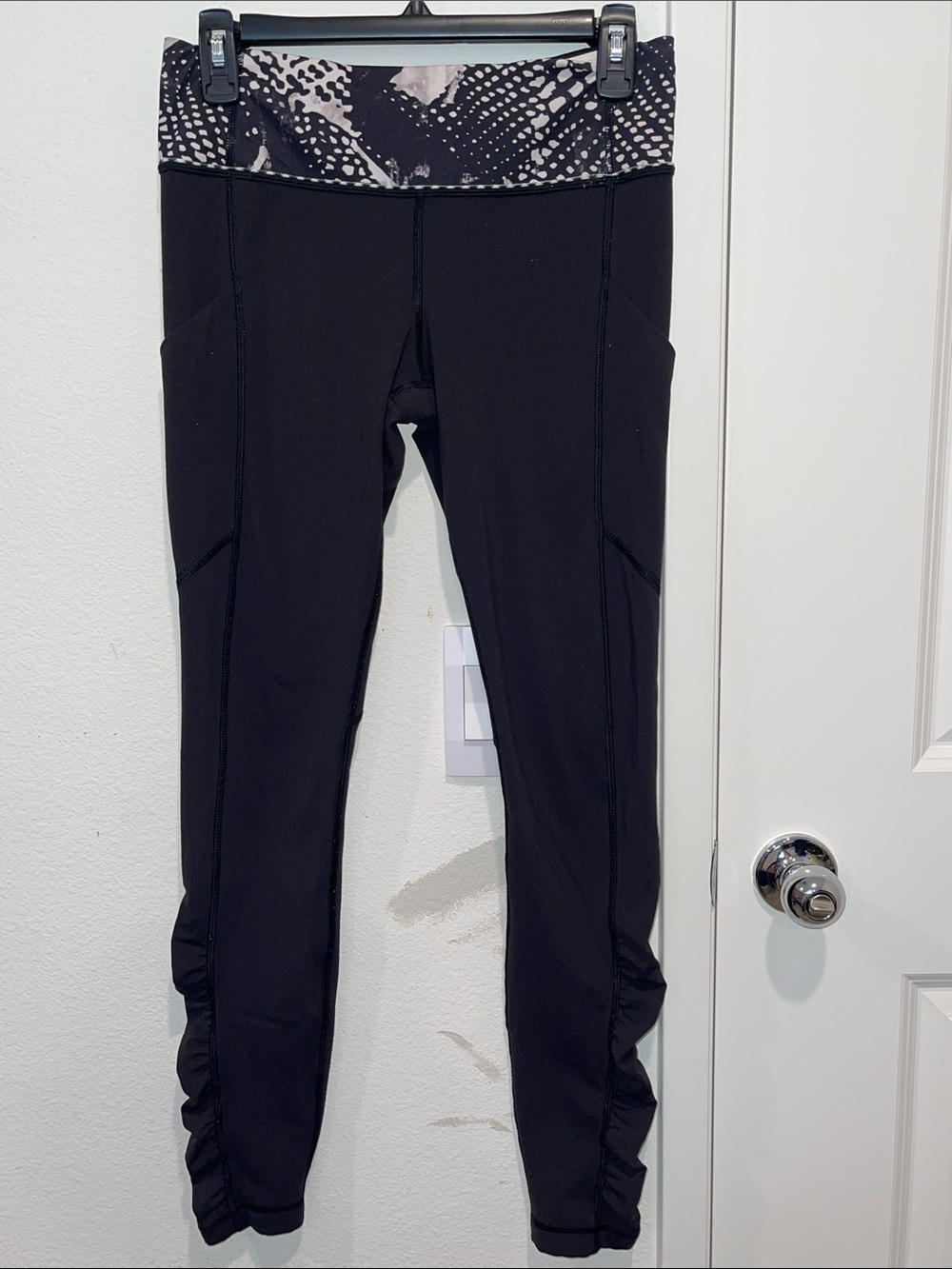 Black Athletic Leggings with Patterned Waistband